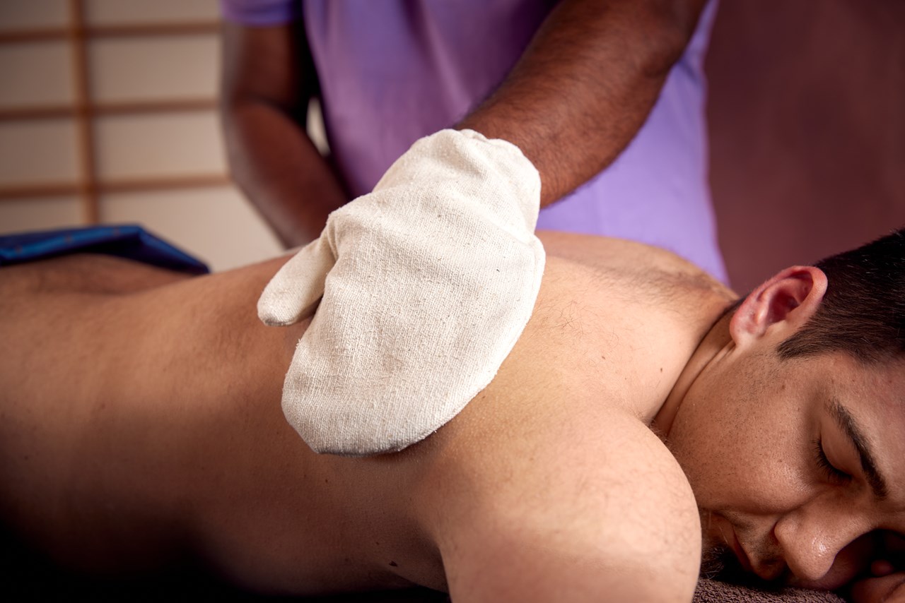 Ayurveda Resort Mandira Massagen im Detail Garshan - Seidenhandschuh-Massage