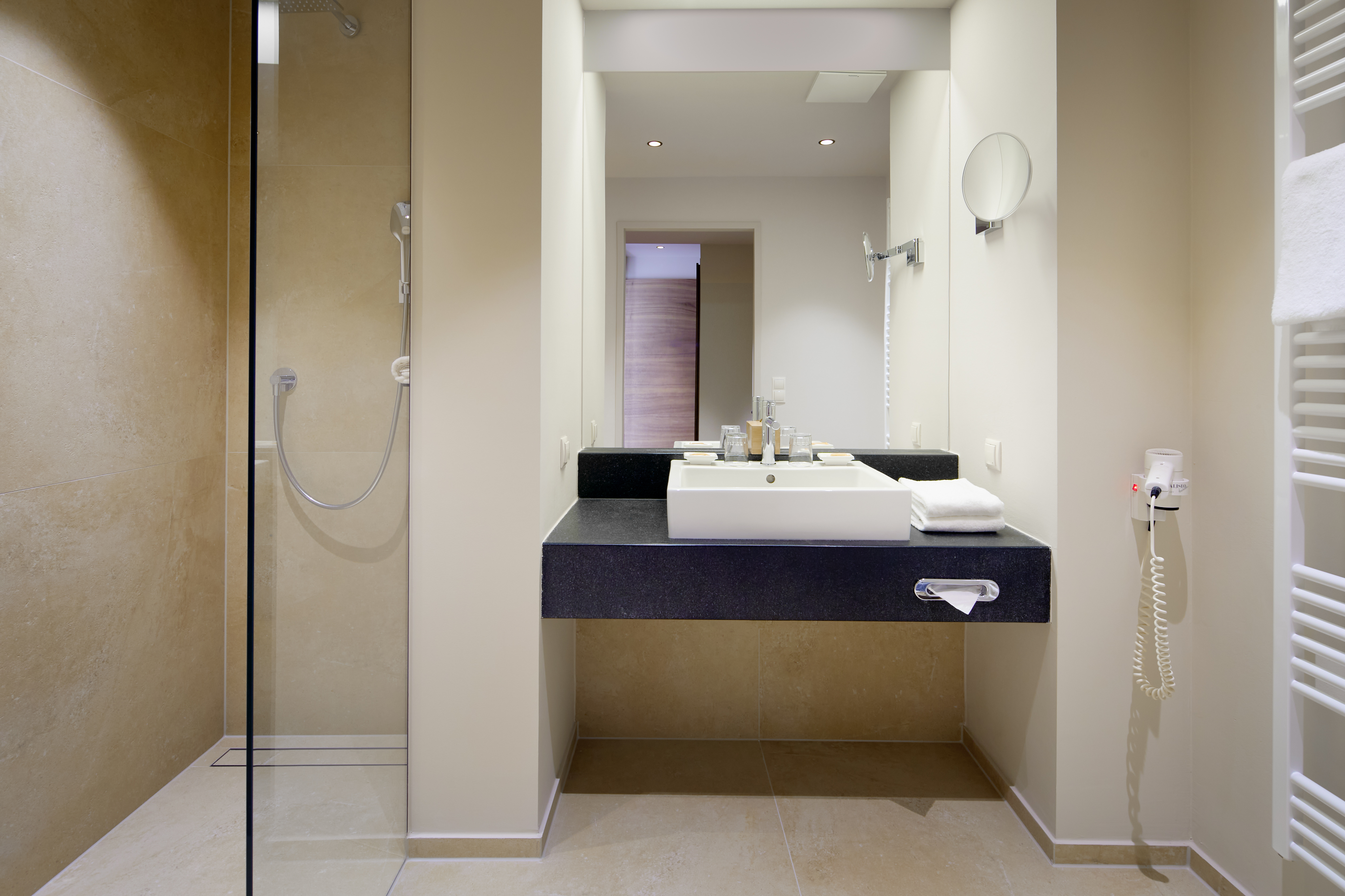 Wellnesshotel: Juniorsuite Mandira Garden-Badezimmer - Ayurveda Resort Mandira