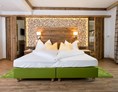 Wellnesshotel: Familienzimmer mit Balkon Haus Dreitorspitz - Alpenpark Resort