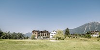 Wellnessurlaub - Pools: Infinity Pool - Hotelansicht - Alpenresort Schwarz