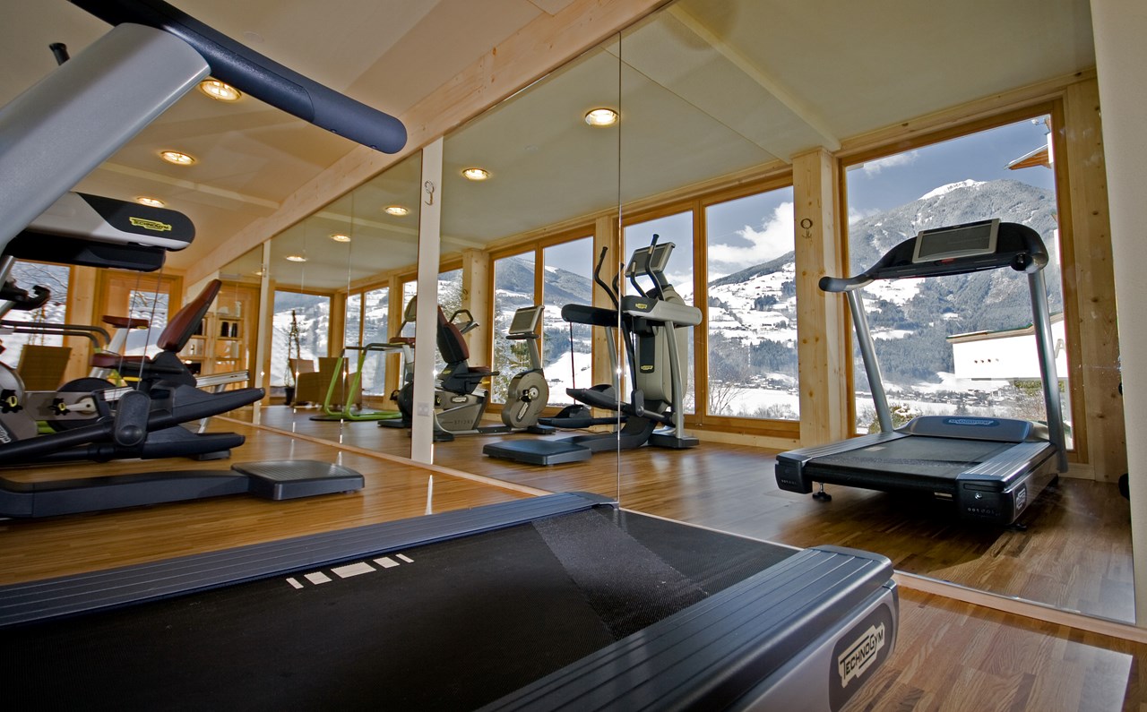 Alpin Family Resort Seetal****s Fitnessangebote im Detail Fitnessraum mit Technogym Geräten