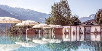 Wellnessurlaub - Pools: Infinity Pool - Alpin Family Resort Seetal