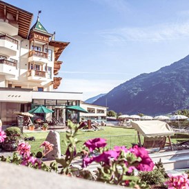 Wellnesshotel: Liegewiese - Alpin Family Resort Seetal****s