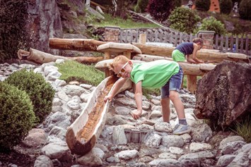 Wellnesshotel: Bachlauf zum Wasser leiten - Alpin Family Resort Seetal****s