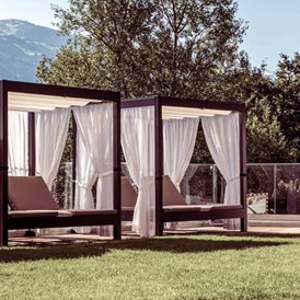 Wellnesshotel: Day Beds auf unserer Liegewiese - Alpin Family Resort Seetal****s