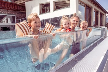 Wellnesshotel: Schwimmkurse direkt im Hotel - Alpin Family Resort Seetal****s