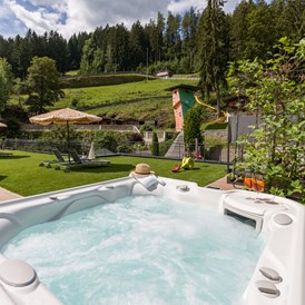 Wellnesshotel: Whirlpool auf unserer Terrasse - Alpin Family Resort Seetal****s