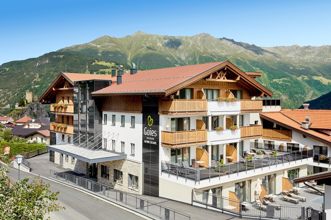 Wellnesshotel: Außenansicht Sommer - Alpine Hotel Resort Goies