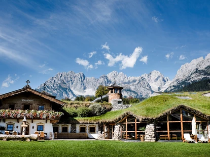 Wellnessurlaub - Babysitterservice - Ausblick auf den Wilden Kaiser inkl. begrünter Wellnessdächer - Bio-Hotel Stanglwirt