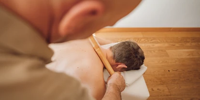 Wellnessurlaub - Faistenau - Bambus Massage  - Klosterhof - Alpine Hideaway & Spa