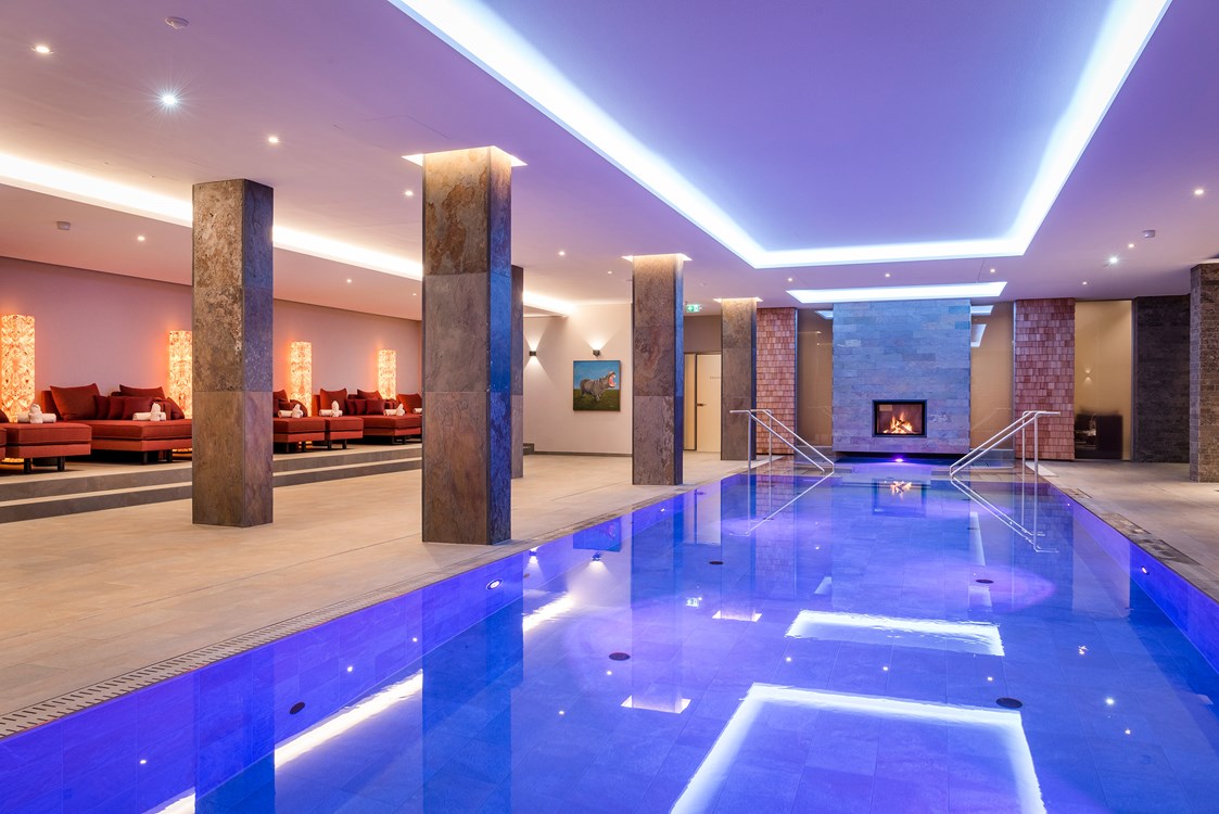 Wellnesshotel: Indoor Pool im Artemacur Spa - Klosterhof - Alpine Hideaway & Spa