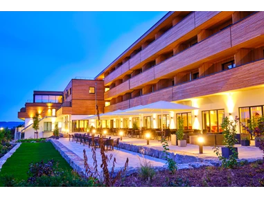 Wellnesshotel: Außenansicht am Abend - sonnenhotel WEINGUT RÖMMERT
