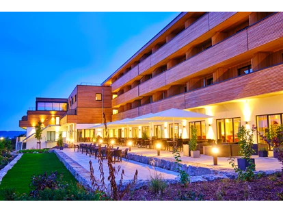 Wellnessurlaub - Schweinfurt - Außenansicht am Abend - sonnenhotel WEINGUT RÖMMERT