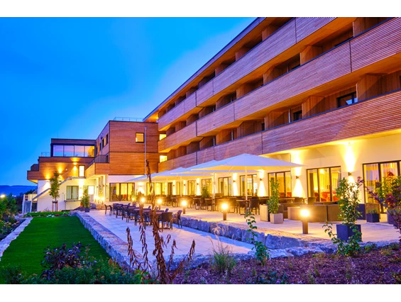 Wellnesshotel: Außenansicht am Abend - sonnenhotel WEINGUT RÖMMERT