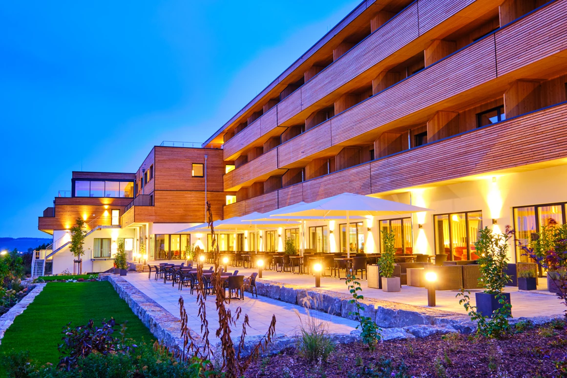 Wellnesshotel: Außenansicht am Abend - sonnenhotel WEINGUT RÖMMERT