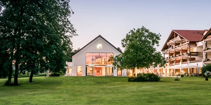 Wellnessurlaub - Gesichtsmassage - Perkam - Außenansicht - Der Eisvogel - Wellness- & Genusshotel