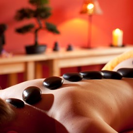 Wellnesshotel: Hot Stone Massage - SCHWARZWALD PANORAMA