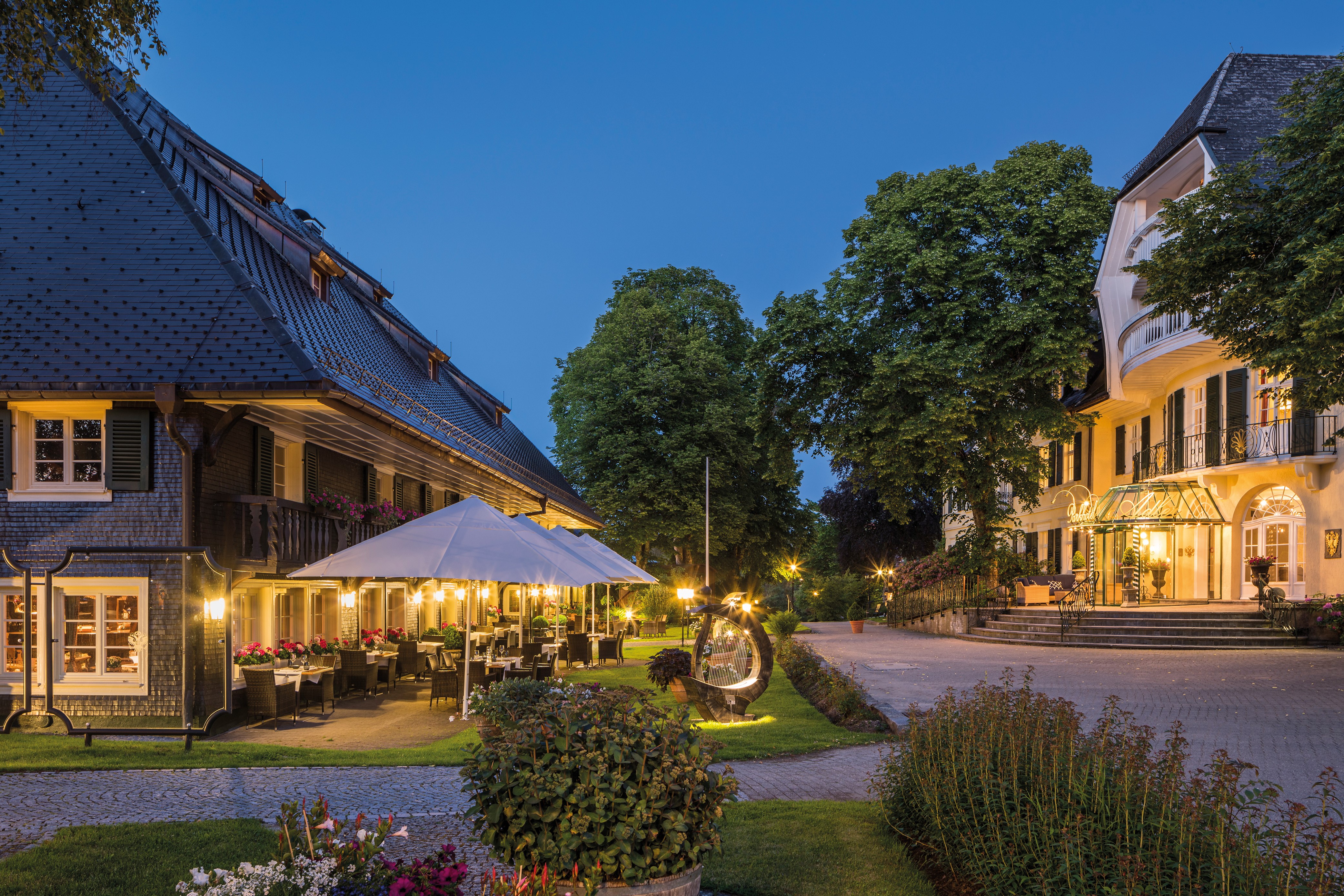Wellnessurlaub - Baden-Württemberg - Schwarzwaldhaus und Haupthaus auf dem Hotelanwesen - Parkhotel Adler
