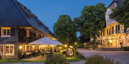 Wellnessurlaub - Seminarraum - Schallstadt - Schwarzwaldhaus und Haupthaus auf dem Hotelanwesen - Parkhotel Adler