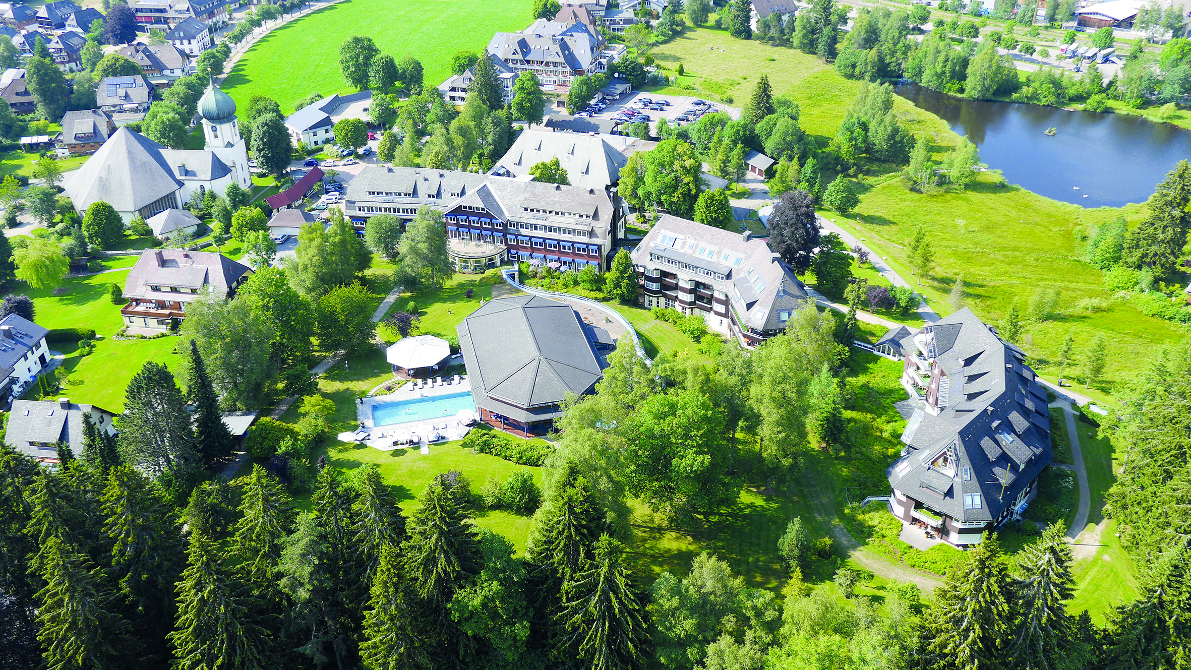 Wellnessurlaub - Baden-Württemberg - Anwesen des Parkhotel Adler mit kleinem See und Privatpark für Hotelgäste - Parkhotel Adler