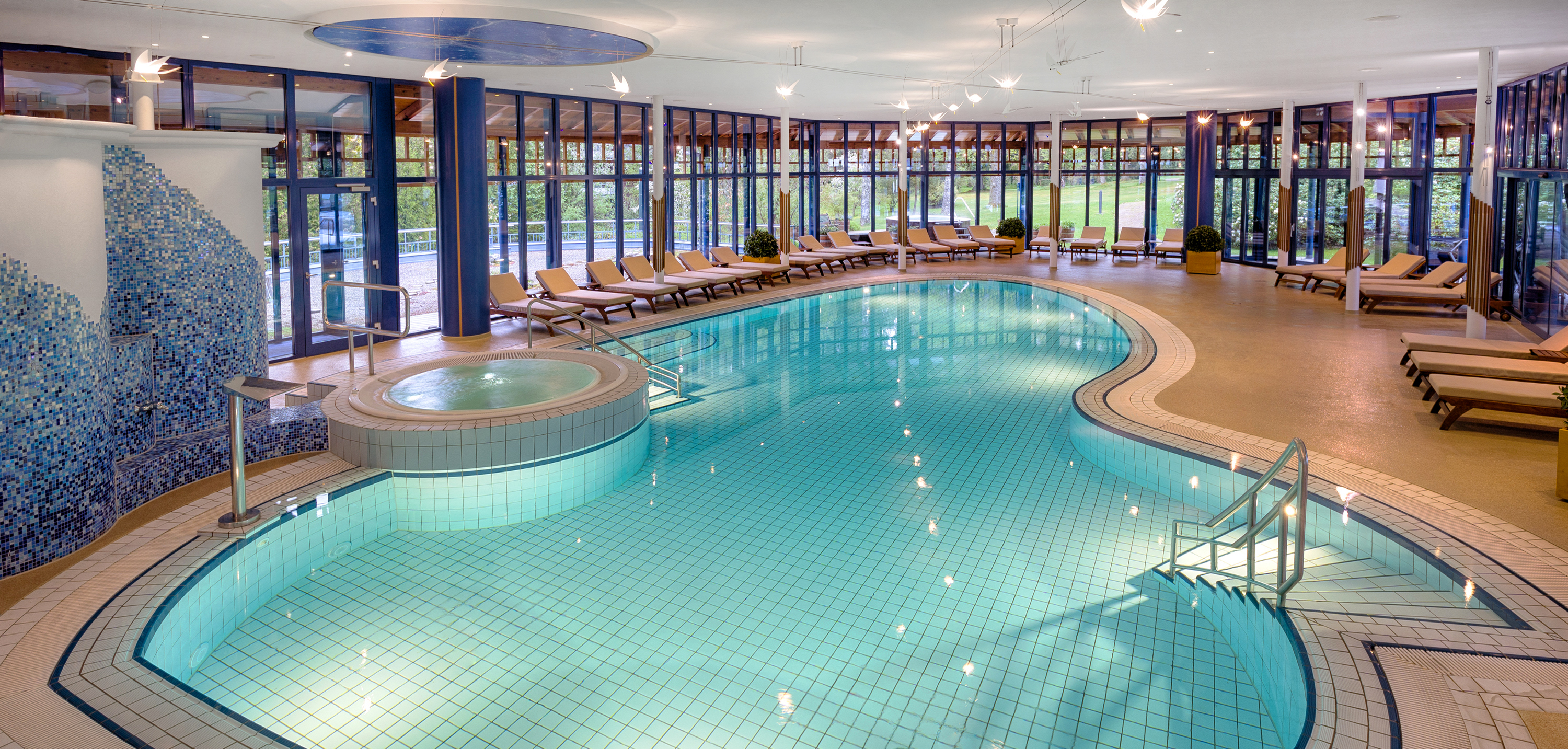 Wellnessurlaub - Baden-Württemberg - Innenpool des Hotels - Parkhotel Adler