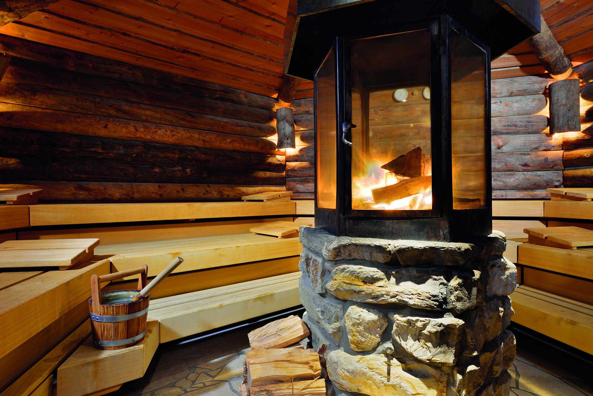 Wellnesshotel: Erd-Feuer-Sauna des Hotels - Parkhotel Adler