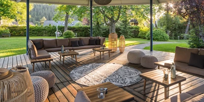 Wellnessurlaub - Seminarraum - Schallstadt - Outdoorsitzlounge beim Pool des Parkhotel Adler - Parkhotel Adler