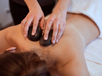 Parkhotel Jordanbad Massagen im Detail Hot Stone Massage