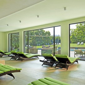 Wellnesshotel: Liegebereich - Schwimmbad - Waldhotel Grüner Baum
