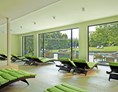 Wellnesshotel: Liegebereich - Schwimmbad - Waldhotel Grüner Baum