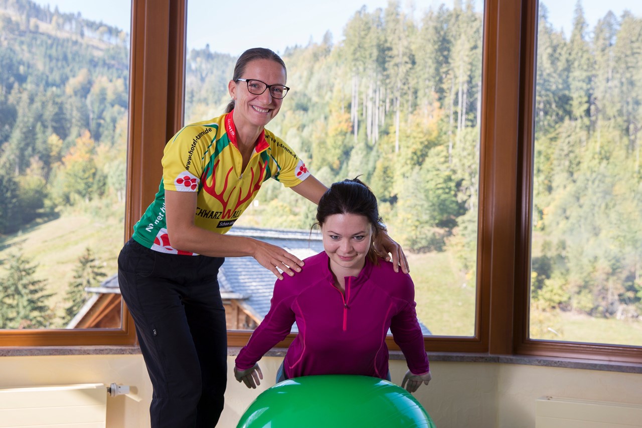 Die Tanne Tonbach - Wellness & Wohlfühl Hotel Fitnessangebote im Detail Rückenfit mit dem Pezzi Ball