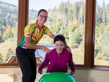 Wellness Hotel Tanne Tonbach Fitnessangebote im Detail Rückenfit mit dem Pezzi Ball