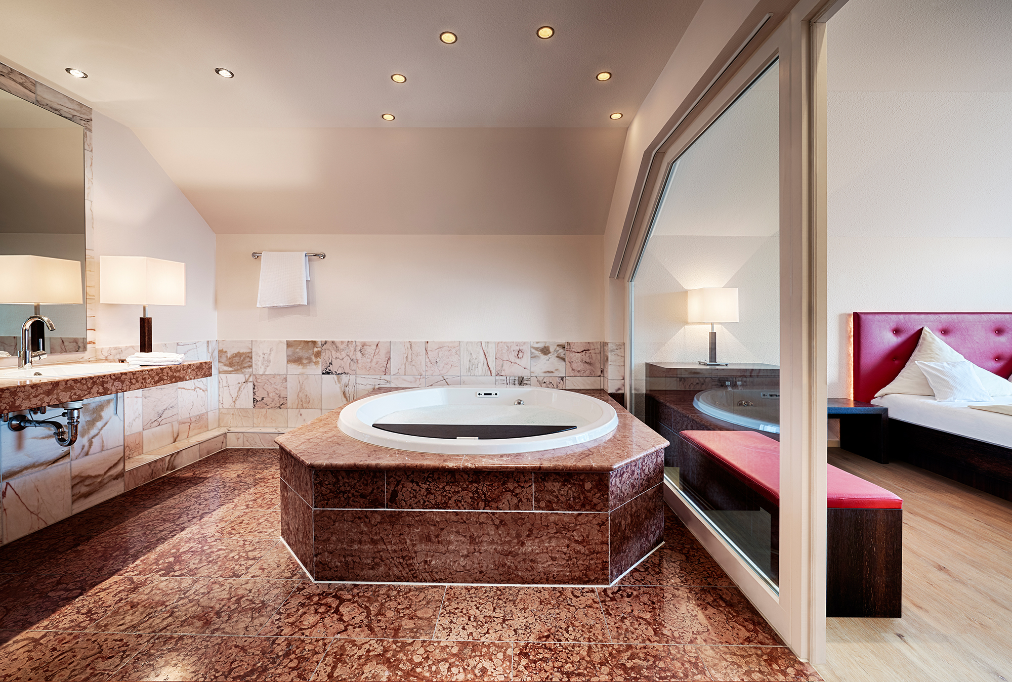 Hotel Kronelamm im Schwarzwald Zimmerkategorien Jungbrunnensuite mit Whirlpool im Haupthaus