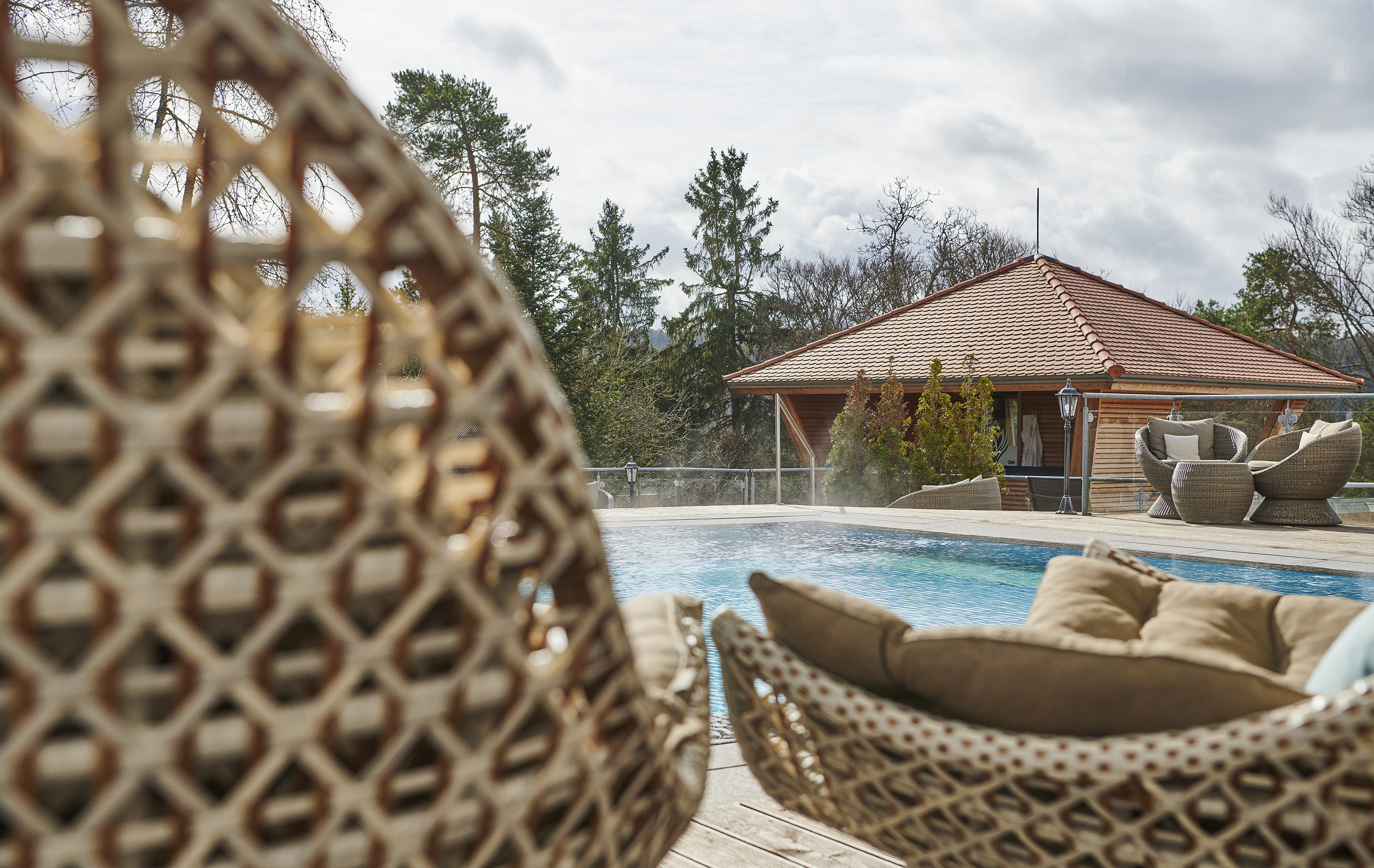 Wellnessurlaub - Private Spa - Baden-Württemberg - Poollandschaft - Hotel Kronelamm im Schwarzwald