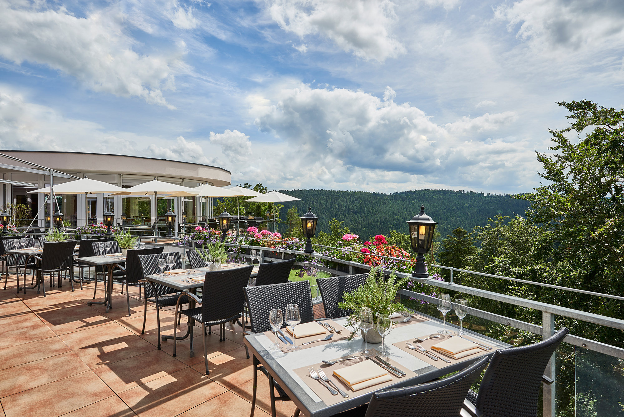 Wellnesshotel: Restaurantterrasse - Hotel Kronelamm im Schwarzwald