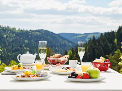 Wellnessurlaub - Zumba - Empfingen - Schlemmerfrühstück mit Blick über das Teinachtal - Hotel Kronelamm im Schwarzwald