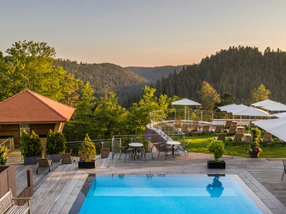 Wellnessurlaub - Zumba - Empfingen - Außenpool mit Hochsitzsauna - Hotel Kronelamm im Schwarzwald