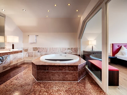 Wellnessurlaub - Zumba - Empfingen - Suite "Jungbrunnensuite" im Haupthaus Hotel Lamm - Hotel Kronelamm im Schwarzwald