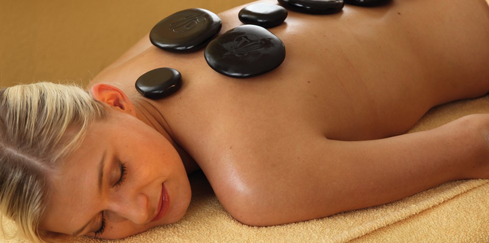 Bio- und Wellnesshotel Alpenblick Behandlungen im Detail Hot Stone Massage