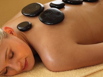 Bio- und Wellnesshotel Alpenblick Behandlungen im Detail Hot Stone Massage
