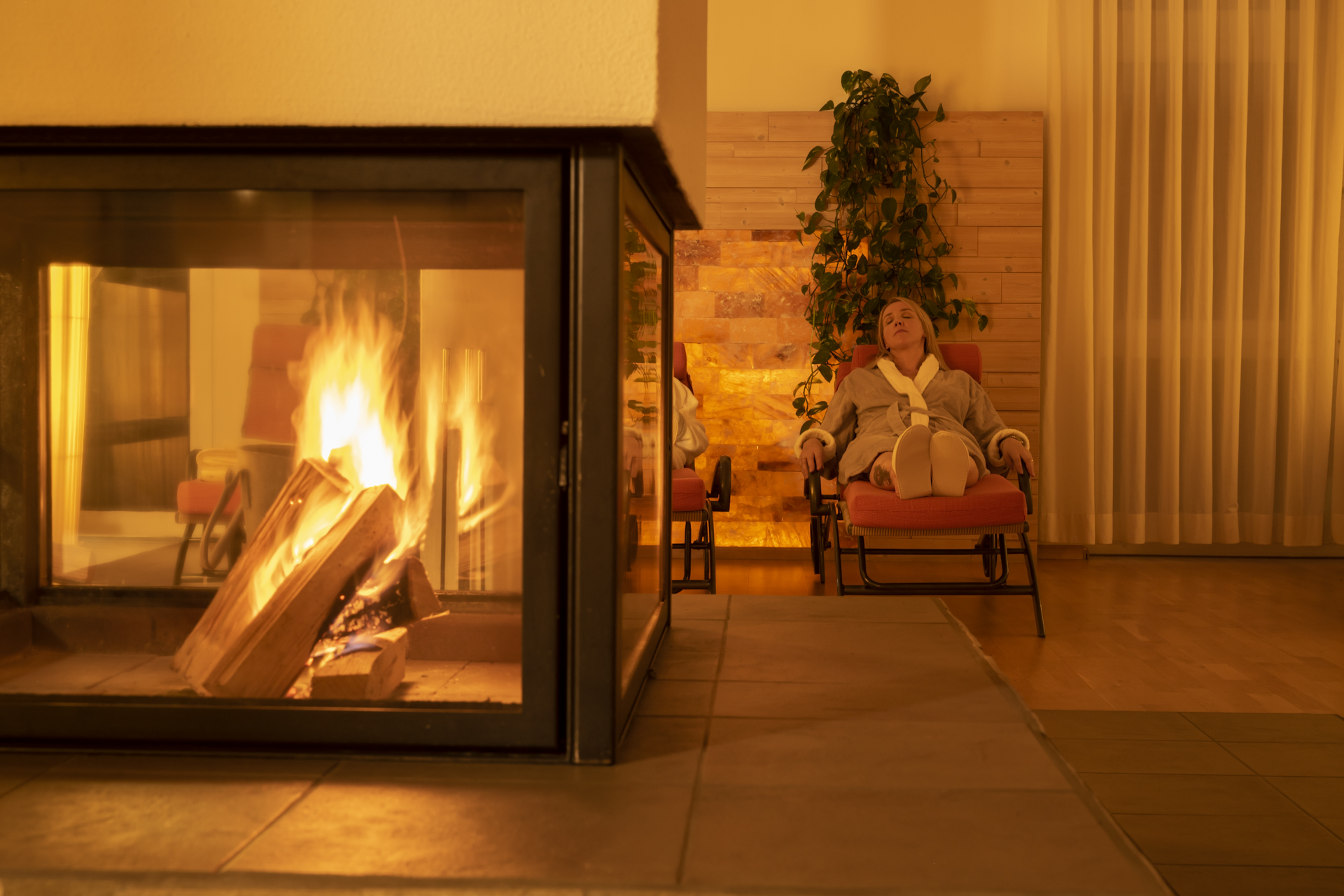 Wellnessurlaub - Baden-Württemberg - Ruheraum mit Kamin - Bio- und Wellnesshotel Alpenblick