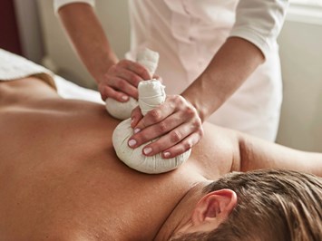 Der Öschberghof Massagen im Detail Kräuterstempel Massage