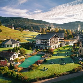 Wellnesshotel: Drohnenaufnahme der Hotelanlage - Hotel Engel Obertal - Wellness und Genuss Resort