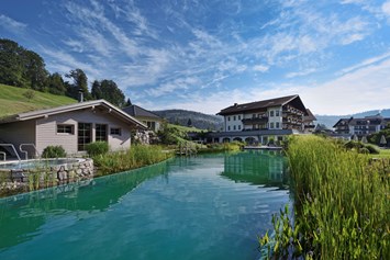 Wellnesshotel: Naturbadesee im Außenbereich - Hotel Engel Obertal - Wellness und Genuss Resort