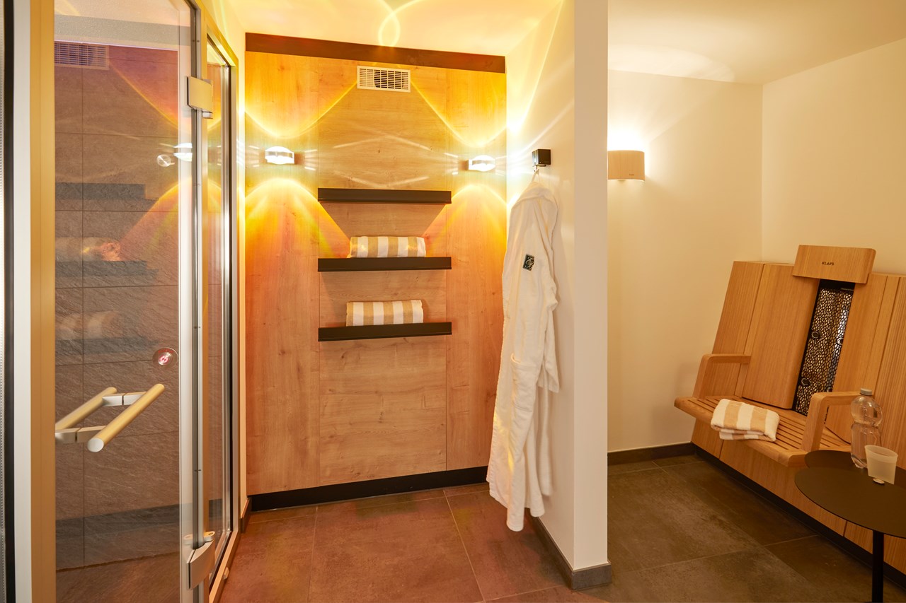 Erfurth´s Bergfried Ferien & Wellnesshotel Saunen und Bäder im Detail Infra-Rot Kabine