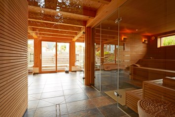 Wellnesshotel: Designsauna "Pure" 85° im Garten - Erfurth´s Bergfried Ferien & Wellnesshotel