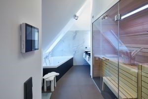 Wellnesshotel: Badezimmer mit Sauna und Whirlwanne - Erfurth´s Bergfried Ferien & Wellnesshotel
