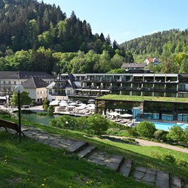 Wellnesshotel: Parkanlage mit Sicht auf das Hotel mit dem Thermalbad - Hotel Therme Bad Teinach