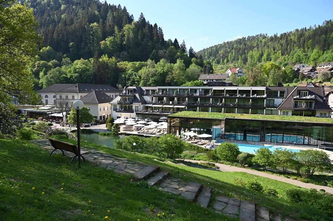 Wellnesshotel: Parkanlage mit Sicht auf das Hotel mit dem Thermalbad - Hotel Therme Bad Teinach