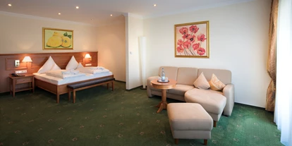 Wellnessurlaub - Schwanenstadt - Zimmerbeispiel Juniorsuite De Luxe Villa 49 qm - Hotel Schweizer Hof Betriebs-GmbH